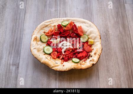 Doncaster, UK - 2019 Mar 21: Delizioso kebab di pollo tandoori su pane naan con insalata Foto Stock