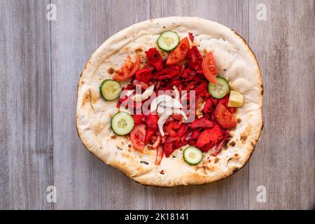 Doncaster, UK - 2019 Mar 21: Delizioso kebab di pollo tandoori su pane naan con insalata Foto Stock