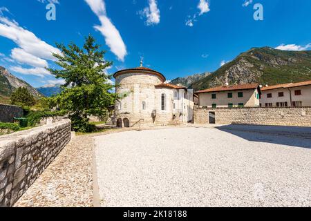 Venzone Battistero, Cappella di San Michele, con la cripta delle mummie, Cattedrale medievale, Chiesa di Sant'Andrea Apostolo, Friuli, Italia, Europa. Foto Stock