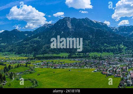 Veduta aerea di Oberstdorf sulle montagne di Allgaeu Foto Stock