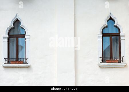 Due antiche finestre ad arco in stile gotico veneziano, piccolo paese di Spilimbergo, provincia di Pordenone, Friuli-Venezia Giulia, Italia, Europa. Foto Stock
