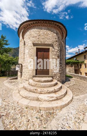 Venzone, Battistero o Cappella di San Michele, con la cripta delle mummie, Cattedrale, Chiesa di Sant'Andrea Apostolo, 1308. Friuli, Italia, Europa. Foto Stock