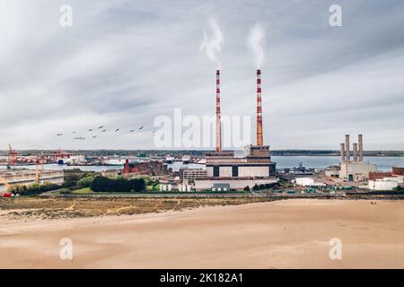 Vista aerea delle torri di Poolbeg in una nuvolosa giornata estiva. I camini delle stazioni termali sono tra le strutture più alte in Irlanda Foto Stock