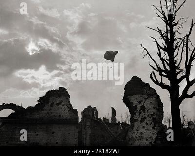 Una mongolfiera britannica sopra le rovine di Ypres, Belgio per avvistare l'artiglieria nemica nel 1917. I palloncini sono stati riempiti di gas idrogeno, la cui natura infiammabile ha portato alla distruzione di centinaia di palloncini su entrambi i lati. Tipicamente, i palloncini sono stati legati ad un cavo di acciaio attaccato ad un verricello che ha arrotolato il sacchetto del gas alla sua altezza desiderata (solitamente 1.000-1.500 metri) e lo ha recuperato alla fine di una sessione di osservazione. Foto Stock