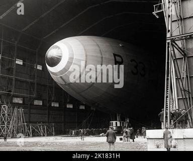 Airship R33 un aereo rigido britannico, nel suo gancio a RAF Pulham a Norfolk, Inghilterra nel 1925. Le navi aeree furono costruite da Armstrong Whitworth per il Servizio aereo Navale reale durante la prima guerra mondiale, ma non furono completate fino alla fine delle ostilità, da cui tempo gli RNA erano diventati parte delle forze aeree reali. Il suo primo volo è stato all'inizio del 1919 poi inviato alla stazione di Pulham airship ha bloccato su oltre 300 ore di volo in test e l'addestramento dell'equipaggio. Foto Stock