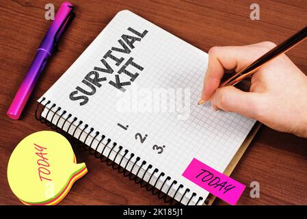 Kit di sopravvivenza per display concettuale. Foto concettuale attrezzatura di emergenza raccolta di elementi per aiutare qualcuno Foto Stock