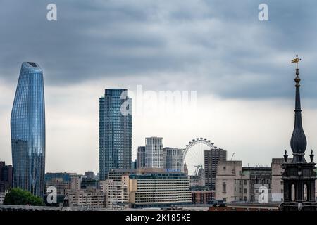 LONDRA, INGHILTERRA - 21st LUGLIO 2022: Vista di alcuni edifici iconici di Londra, il London Eye e il campanile di St Augustine Watling Street Foto Stock