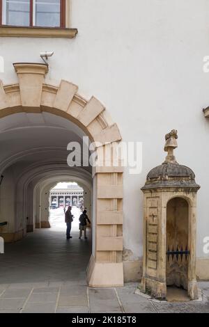 Vienna, Austria - 22 settembre : Old sentry box all'Hofburg di Heldenplatz a Vienna il 22 settembre 2014. Persone non identificate Foto Stock