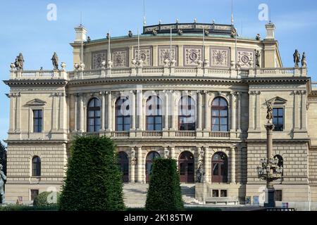 Praga, Repubblica Ceca - Settembre 24 : edificio Rudolfinum in Piazza Jan Palach a Praga il 24 Settembre 2014. Una persona non identificata Foto Stock