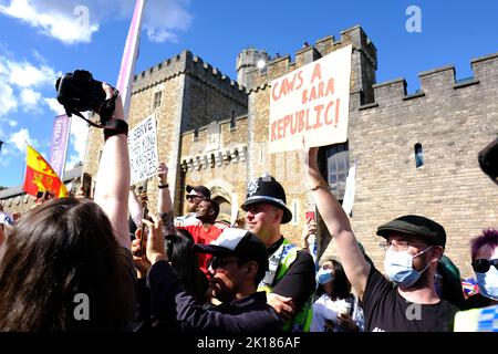 Castello di Cardiff, Cardiff, Galles, Regno Unito – Venerdì 16th settembre 2022 – i manifestanti hanno cartelli anti-reali fuori dal Castello di Cardiff mentre Re Carlo III compie la sua prima visita in Galles come nuovo Monarca. Foto Steven Maggio / Alamy Live News Foto Stock