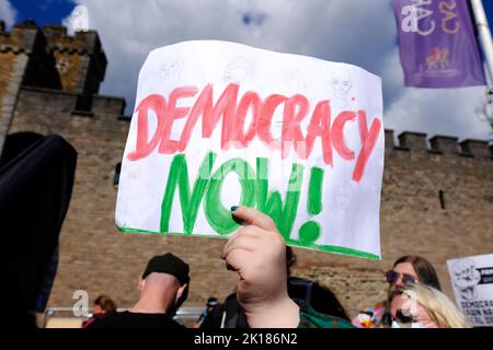 Castello di Cardiff, Cardiff, Galles, Regno Unito – Venerdì 16th settembre 2022 – i manifestanti hanno cartelli anti-reali fuori dal Castello di Cardiff mentre Re Carlo III compie la sua prima visita in Galles come nuovo Monarca. Foto Steven Maggio / Alamy Live News Foto Stock