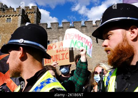 Castello di Cardiff, Cardiff, Galles, Regno Unito – venerdì 16 settembre 2022 – la polizia guarda come i manifestanti tengono cartelli anti-realisti fuori dal Castello di Cardiff mentre re Carlo III fa la sua prima visita in Galles come nuovo monarca. Foto Steven May / Alamy Live News Foto Stock