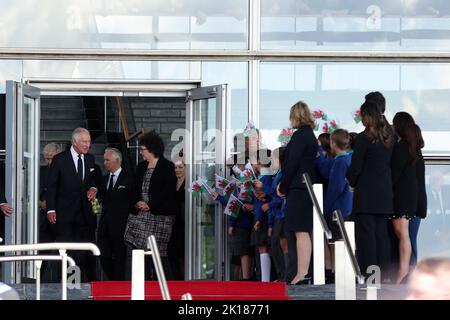 Cardiff, Regno Unito. 16th Set, 2022. Re Carlo 111 lascia il Senedd a Cardiff. Re Carlo 111 Visita a Cardiff, Galles del Sud Venerdì 16th Settembre 2022. pic di Andrew Orchard/Alamy Live news Foto Stock