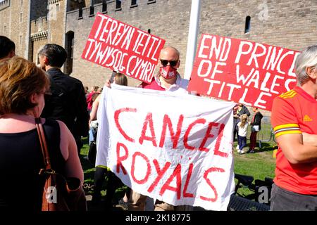 Castello di Cardiff, Cardiff, Galles, Regno Unito – Venerdì 16th settembre 2022 – i manifestanti hanno cartelli anti-reali fuori dal Castello di Cardiff mentre Re Carlo III compie la sua prima visita in Galles come nuovo Monarca. Foto Steven Maggio / Alamy Live News Foto Stock