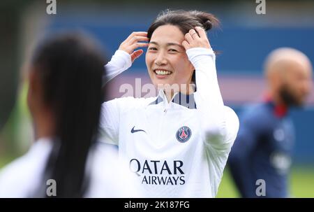 Parigi, Francia. 16th Set, 2022. Il giocatore cinese Yang Lina partecipa a una sessione di allenamento presso il campo di allenamento della squadra di calcio Bougival Paris Saint-Germain a Bougival, a nord-ovest di Parigi, in Francia, il 16 settembre 2022. Credit: Gao Jing/Xinhua/Alamy Live News Foto Stock