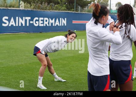 Parigi, Francia. 16th Set, 2022. Il giocatore cinese Yang Lina (L) partecipa a una sessione di allenamento presso il campo di allenamento della squadra di calcio Bougival Paris Saint-Germain a Bougival, a nord-ovest di Parigi, in Francia, il 16 settembre 2022. Credit: Gao Jing/Xinhua/Alamy Live News Foto Stock