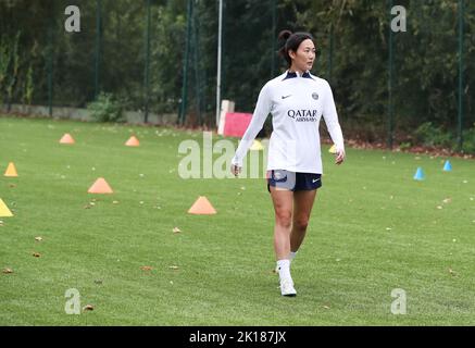 Parigi, Francia. 16th Set, 2022. Il giocatore cinese Yang Lina partecipa a una sessione di allenamento presso il campo di allenamento della squadra di calcio Bougival Paris Saint-Germain a Bougival, a nord-ovest di Parigi, in Francia, il 16 settembre 2022. Credit: Gao Jing/Xinhua/Alamy Live News Foto Stock