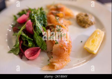 Il salmone in salmoni è un piatto tradizionale svedese. La salatura comporta una proporzione maggiore di sale rispetto allo zucchero rispetto al Gravlax o al salmone macinato Foto Stock