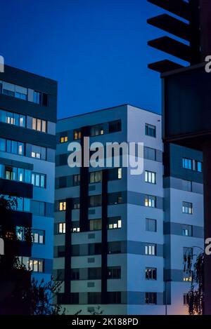 Blocco di appartamenti di notte, Zagabria, Croazia Foto Stock