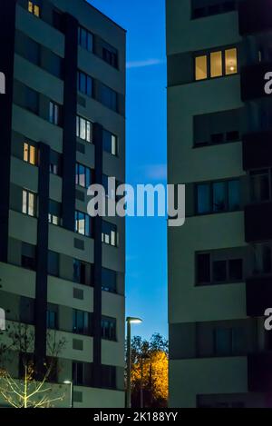 Blocco di appartamenti di notte, Zagabria, Croazia Foto Stock