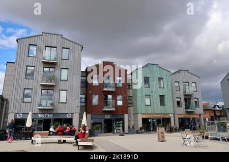 Woodbridge, Suffolk, Regno Unito - 16 settembre 2022 : Whisstocks Square negozi e caffè. Foto Stock