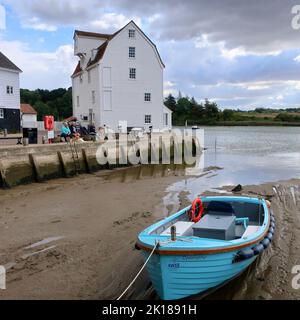 Woodbridge, Suffolk, Regno Unito - 16 settembre 2022 : nubi temporose sul Mulino di marea. Foto Stock