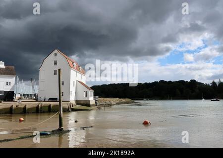 Woodbridge, Suffolk, Regno Unito - 16 settembre 2022 : nubi temporose sul Mulino di marea. Foto Stock