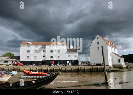 Woodbridge, Suffolk, Regno Unito - 16 settembre 2022 : nubi temporose sul Mulino di marea. Foto Stock