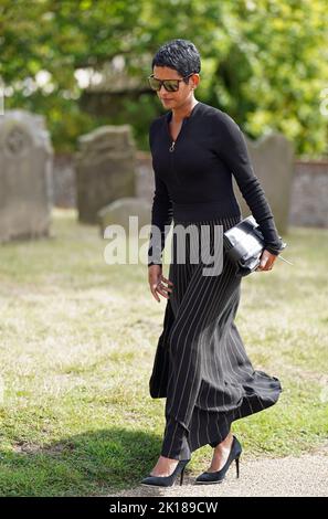 Il presentatore della BBC Naga Munchetty arriva per il funerale del presentatore televisivo e giornalista Bill Turnbull alla chiesa della Santissima Trinità a Blythburgh, Suffolk. Data immagine: Venerdì 16 settembre 2022. Foto Stock