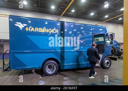 Detroit, Michigan, Stati Uniti. 15th Set, 2022. Un camion elettrico di consegna è stato sviluppato da Harbinger, in mostra al North American International Auto Show. Credit: Jim West/Alamy Live News Foto Stock