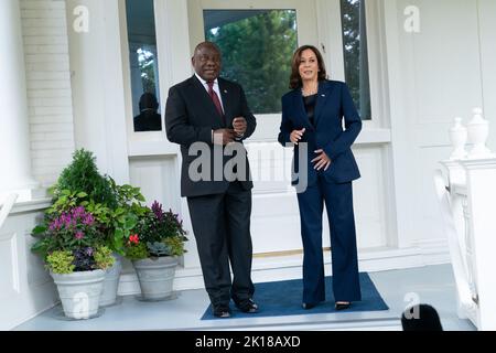 Washington DC, Stati Uniti. 16th Set, 2022. Il Vice Presidente degli Stati Uniti Kamala Harris e il Presidente del Sud Africa Cyril Ramaphosa chiacchierano prima di tenere discussioni alla Residenza ufficiale del Vice Presidente a Washington, DC venerdì 16 settembre 2022. (Foto di Chris Kleponis/Pool/ABACAPRESS.COM) Credit: Abaca Press/Alamy Live News Foto Stock