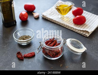 vasetto di vetro con pomodori secchi, spezie Foto Stock