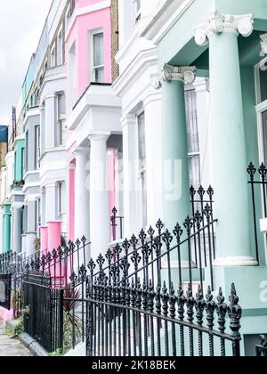 Un'immagine verticale dell'esterno di edifici colorati Foto Stock