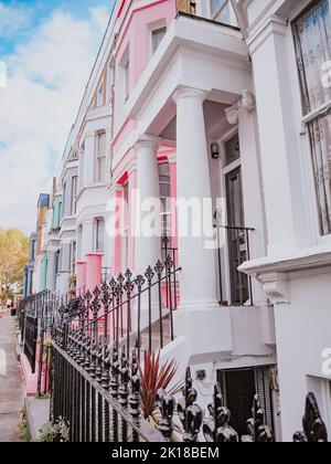 Un'immagine verticale dell'esterno di edifici colorati Foto Stock