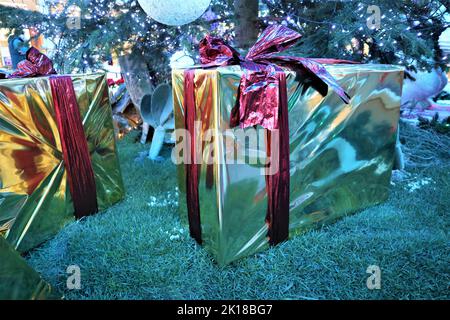Decorazioni nella hall del centro commerciale. Decorazioni natalizie della sala in un grande centro commerciale sotto forma di un grande regalo di Natale Foto Stock