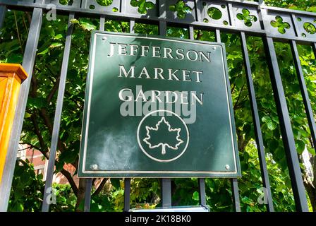 New York City, NY, USA, Giardino pubblico a Greenwich Village, Jefferson Market Garden, segno di dettaglio sulla recinzione Foto Stock