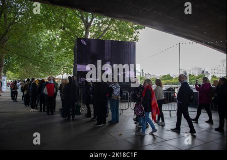 Londra, Regno Unito. 16th Set, 2022. I membri del pubblico sono in coda mentre aspettano in fila per rendere omaggio alla defunto Regina Elisabetta II, a Londra il 16 settembre 2022. La bara di sua Maestà si trova in stato sulla catafalque nella Westminster Hall presso il Palazzo di Westminster. La regina Elisabetta II si trova in stato fino alle 05:30:00 GMT del 19 settembre, poche ore prima del suo funerale, con enormi code che si prevede di archiviare oltre la sua bara per pagare i loro rispetti. (Foto di Claire Credit: Sipa USA/Alamy Live News Foto Stock