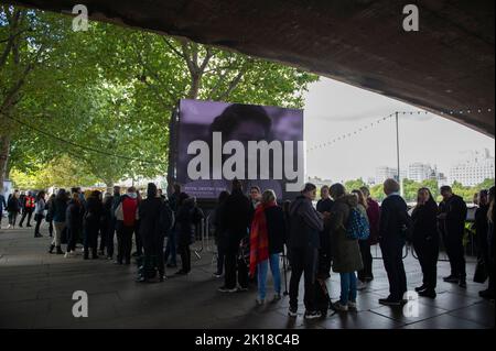 Londra, Regno Unito. 16th Set, 2022. I membri del pubblico sono in coda mentre aspettano in fila per rendere omaggio alla defunto Regina Elisabetta II, a Londra il 16 settembre 2022. La bara di sua Maestà si trova in stato sulla catafalque nella Westminster Hall presso il Palazzo di Westminster. La regina Elisabetta II si trova in stato fino alle 05:30:00 GMT del 19 settembre, poche ore prima del suo funerale, con enormi code che si prevede di archiviare oltre la sua bara per pagare i loro rispetti. (Foto di Claire Credit: Sipa USA/Alamy Live News Foto Stock