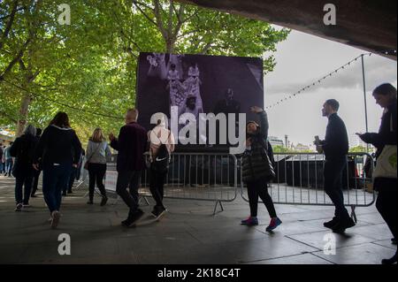 Londra, Regno Unito. 16th Set, 2022. I membri del pubblico sono in coda mentre aspettano in fila per rendere omaggio alla defunto Regina Elisabetta II, a Londra il 16 settembre 2022. La bara di sua Maestà si trova in stato sulla catafalque nella Westminster Hall presso il Palazzo di Westminster. La regina Elisabetta II si trova in stato fino alle 05:30:00 GMT del 19 settembre, poche ore prima del suo funerale, con enormi code che si prevede di archiviare oltre la sua bara per pagare i loro rispetti. (Foto di Claire Credit: Sipa USA/Alamy Live News Foto Stock