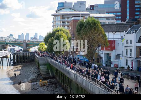 Londra, Regno Unito. 16th Set, 2022. I membri del pubblico sono in coda mentre aspettano in fila per rendere omaggio alla defunto Regina Elisabetta II, a Londra il 16 settembre 2022. La bara di sua Maestà si trova in stato sulla catafalque nella Westminster Hall presso il Palazzo di Westminster. La regina Elisabetta II si trova in stato fino alle 05:30:00 GMT del 19 settembre, poche ore prima del suo funerale, con enormi code che si prevede di archiviare oltre la sua bara per pagare i loro rispetti. (Foto di Claire Credit: Sipa USA/Alamy Live News Foto Stock