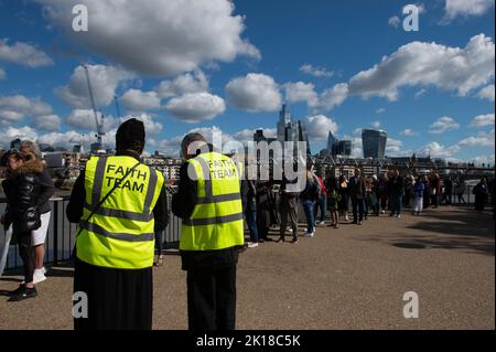 Londra, Regno Unito. 16th Set, 2022. I membri del pubblico sono in coda mentre aspettano in fila per rendere omaggio alla defunto Regina Elisabetta II, a Londra il 16 settembre 2022. La bara di sua Maestà si trova in stato sulla catafalque nella Westminster Hall presso il Palazzo di Westminster. La regina Elisabetta II si trova in stato fino alle 05:30:00 GMT del 19 settembre, poche ore prima del suo funerale, con enormi code che si prevede di archiviare oltre la sua bara per pagare i loro rispetti. (Foto di Claire Credit: Sipa USA/Alamy Live News Foto Stock