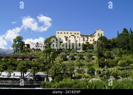 Giardini mozzafiato di Merano che circondano Castel Trauttmansdorff (anche Castel Trauttmansdorf o Castel Trautmansdorf) (Merano o Merano, Alto Adige, Italia) Foto Stock