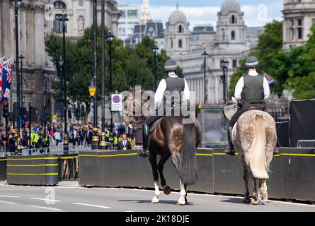 Londra, Regno Unito. 16th Set, 2022. Cavalli di polizia in pattuglia vicino al Westminster Palace. Credit: John Eveson/Alamy Live News Foto Stock