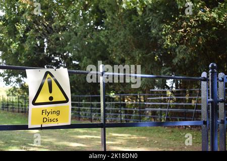 Un cartello su una recinzione a Campbell Park, Milton Keynes: "Dischi volanti". Questo si riferisce al disc golf che si gioca nel parco. Foto Stock