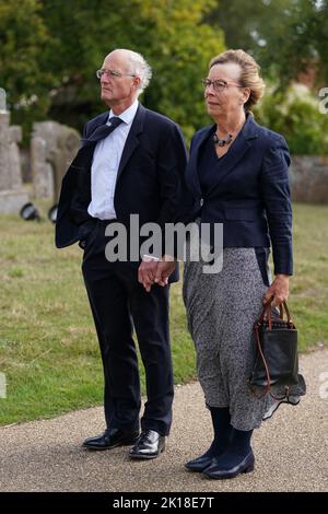 I pianisti arrivano per i funerali del presentatore televisivo e giornalista Bill Turnbull alla chiesa della Santissima Trinità a Blythburgh, Suffolk. Data immagine: Venerdì 16 settembre 2022. Foto Stock