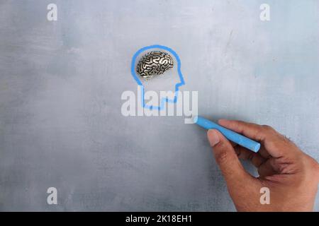 Disegno a mano della testa umana con il cervello. Giornata mondiale della salute mentale, pensiero, concetto psicologico Foto Stock