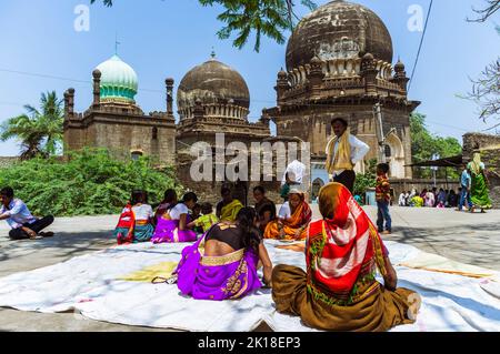 Bijapur, Karnataka, India : i pellegrini siedono fuori del gemello 17 ° secolo JOD Gumbad tombe sito di pellegrinaggio. Foto Stock