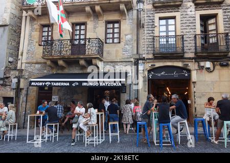 Irun, Guipuzcoa, Paesi Baschi, Spagna : le persone si riuniscono nei numerosi bar lungo Calle Mayor Street. Foto Stock