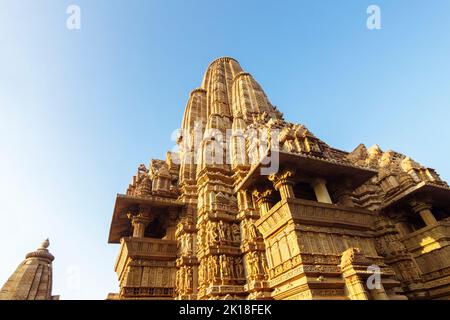 Khajuraho, Madhya Pradesh, India : angolo basso della torre principale del tempio di Kandariya Mahaeva parte del gruppo occidentale del patrimonio mondiale dell'UNESCO Foto Stock