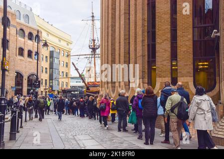 Londra, Inghilterra, Regno Unito. 16th Set, 2022. I pianti aspettano accanto alla nave Golden Hinde. La coda per la sdraiata della regina Elisabetta II si estende per diverse miglia, mentre i lutto aspettano ore per vedere la bara della regina. La bara è stata collocata nella Westminster Hall nel Palazzo di Westminster, dove rimarrà fino al suo funerale il 19th settembre. Credit: ZUMA Press, Inc./Alamy Live News Foto Stock